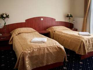 Отель Hotel Restauracja Autos Солец-Куявски Двухместный номер с 1 кроватью или 2 отдельными кроватями и ванной комнатой-5